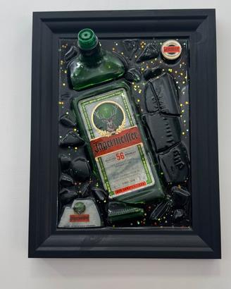 Quadro artigianale con bottiglia di liquore rotta