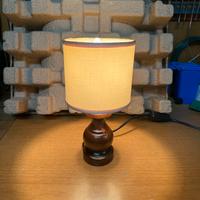 Lampada vintage in legno con paralume in tela