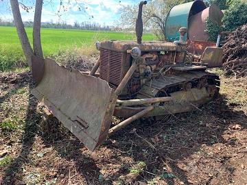 Trattore Cingolato  storico con lama apripista