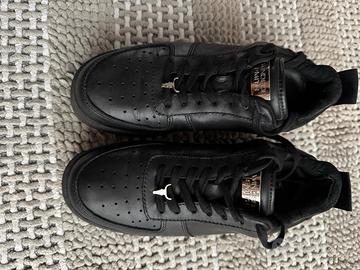TITOLO
Sneakers nere WINDSOR SMITH originali  n.38