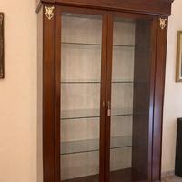 Vetrina in legno massello stile classico