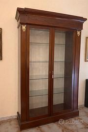 Vetrina in legno massello stile classico