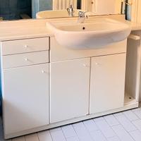 Mobile bagno con lavandino e miscelatore