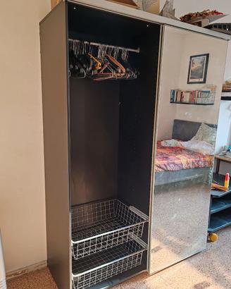 Armadio IKEA con ante a specchio scorrevoli