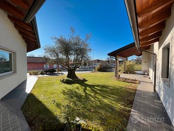 Villa di pregio con annessi uffici prof/ricreativi