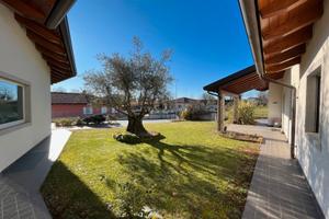 Villa di pregio con annessi uffici prof/ricreativi