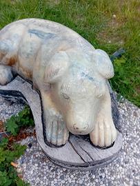 statua in marmo di un cane 