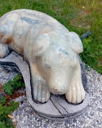 statua in marmo di un cane 