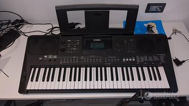 Pianoforte elettronico Yamaha psr E463