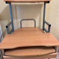 Scrivania di studio con mensola