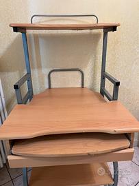 Scrivania di studio con mensola