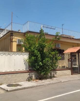 Ampia soluzione indipendente con spazi laterali