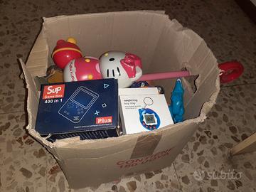 Scatola Piena di Giocattoli per Bambini