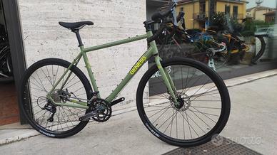 Bicicletta gravel Genesis
