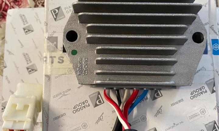 Regolatore di tensione ape 703