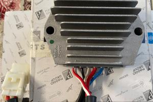 Regolatore di tensione ape 703