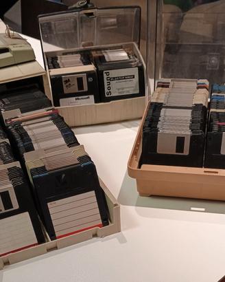 Set Floppy Disk vintage e contenitori