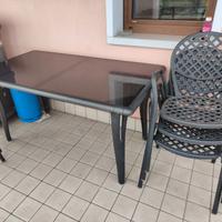 Tavolo e sedie da esterno