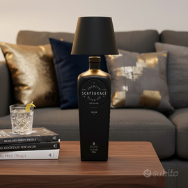 Lampade e dispencer con bottiglie di Gin