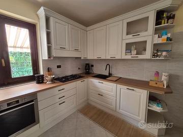 Cucina in legno + frigo