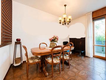 Tavolo da sala in legno massello