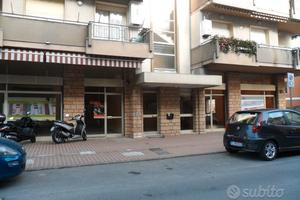 Locale commerciale zona Piazza d'Armi