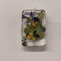 Ciondolo in resina fatto a mano 