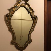 Specchio anni 60 con stucchi dorati e motivi flore