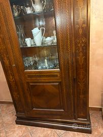 Vetrina classica in legno color noce