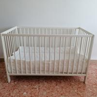 Lettino bimbo + paracolpi + materasso Ikea.