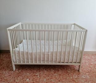Lettino bimbo + paracolpi + materasso Ikea.