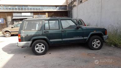 Jeep Cherokee con motore da sostituire in dotazion