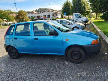 Fiat punto del 1999 usata ma in buone condizioni.