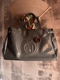 Borsa Armani Jeans vernice grigia con charm logato