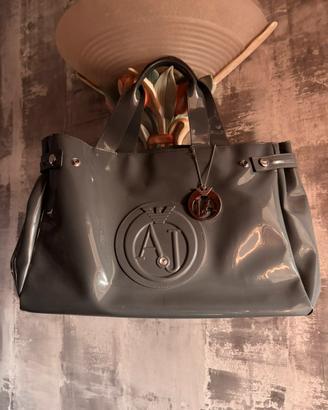 Borsa Armani Jeans vernice grigia con charm logato
