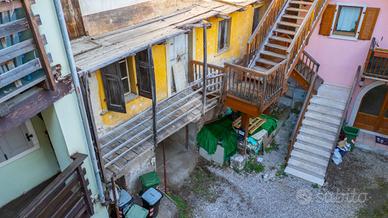 CASA DI CORTE A VOLANO