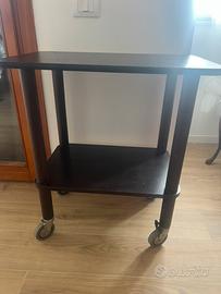 Tavolo legnio con ruote.