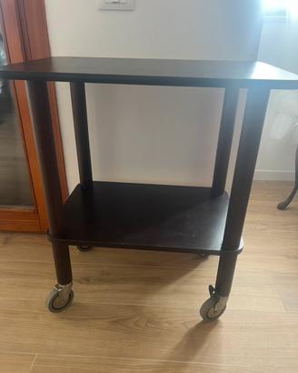 Tavolo legnio con ruote.