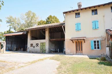 Staranzano:casa accostata con giardino e magazzino