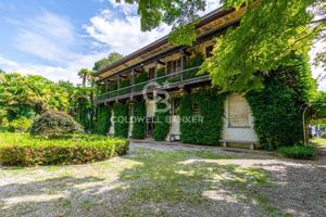 Villa di 1300 m² con più di 5 locali e box auto a 