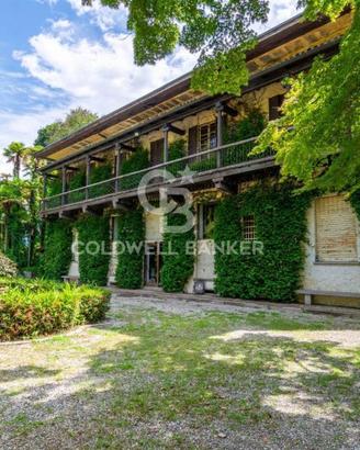 Villa di 1300 m² con più di 5 locali e box auto a 