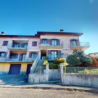 Elegante Duplex Ristrutturato: Atmosfera Rustica,