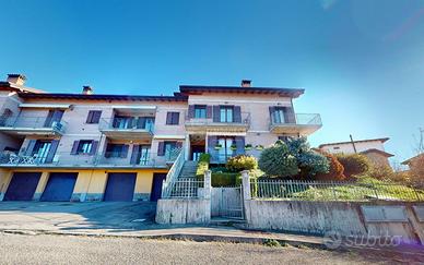 Elegante Duplex Ristrutturato: Atmosfera Rustica,