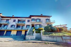 Elegante Duplex Ristrutturato: Atmosfera Rustica,