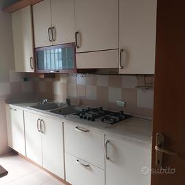 Cucina completa con tavolo