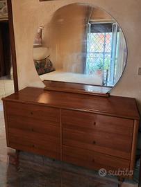 Ampio comò in legno massello con specchio 
