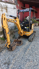 Eseguo lavori con miniescavatore