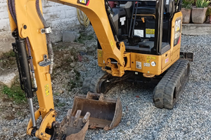 Eseguo lavori con miniescavatore