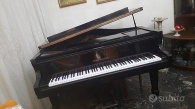 Pianoforte a mezza coda