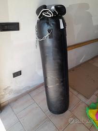 Sacco da boxe con guantoni